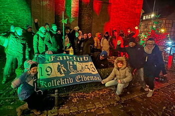 Kollektiv Elbenau in Wernigerode, mit Banner und grünrotem Licht