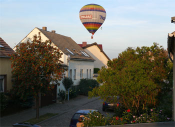 Ballon über der Neuen Str.