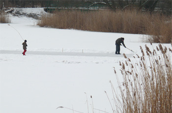 Schneeschieben auf der Alten Elbe
