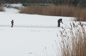 Schneeschieben auf der Alten Elbe