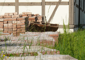 Alte und neue Fußbodensteine vor der Elbenauer Kirche