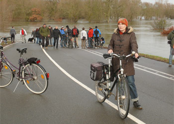 Zuschauer an der Kante des Hochwassers