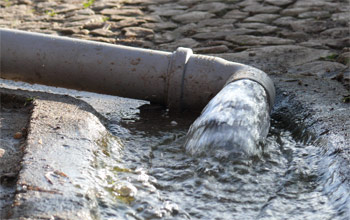 Wasser aus dem Keller pumpen