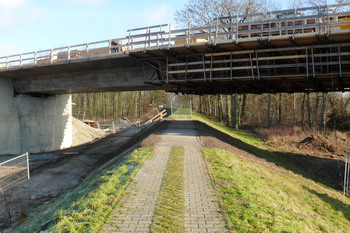 Radweg unter der Brücke