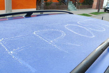Frost auf Autodach