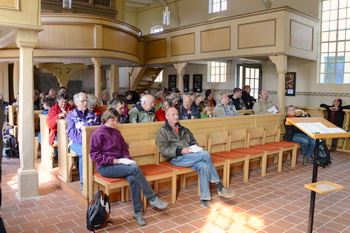 Pilger in der Kirche