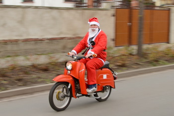 Der Weihnachtsmann kommt auf seiner roten Schwalbe