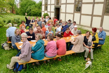 Kaffeetafel im Elbenauer Kirchgarten