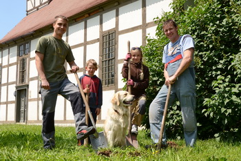 Ausheben der Pflanzgrube für einen Baum