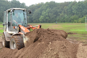 Arbeiten am Sportplatz Elbenau