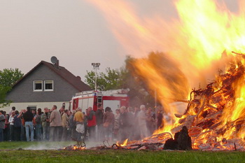 Osterfeuer in Elbenau