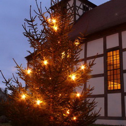 Weihnachtsbaum an der Elbenauer Kirche
