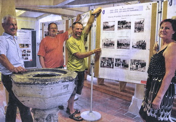 Aufbau der Posterausstellung in der Kirche