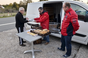 Brötchenverkauf aus dem Bäckerauto