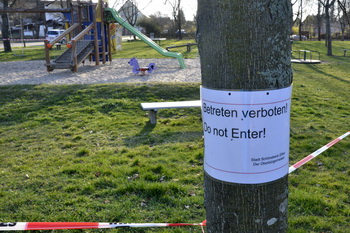 Sperrschild auf dem Spielplatz