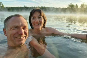 Baden im dampfenden Wasser des AWG-Sees