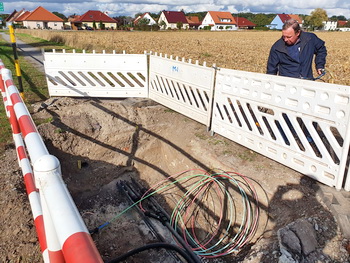 Baugrube mit Glasfaserleitungen in Elbenau