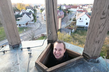 Volksstimme-Reporter André Schneider blick aus der Luke des Elbenauer Kirchturms