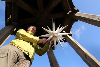 Thoralf Winkler bei der Kontrolle des Weihnachtssterns auf dem Elbenauer Kirchturm