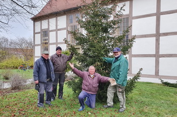 Weihnachtsbaum an der Elbenauer Kirche, Aufstellmannschaft