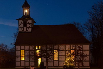 Kirche Elbenau mit Weihnachtsbaum am Abend