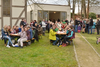 Kaffeetrinken im Kirchgarten