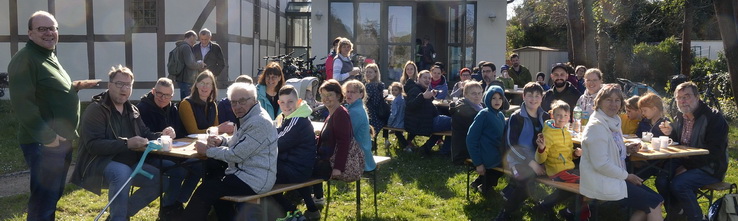 Kaffeetrinken im Kirchgarten