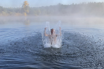 Baden im Morgennebel über dem Wasser