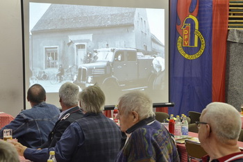 Alte Fotos bei der Festveranstaltung zum Feuerwehrjubiläum