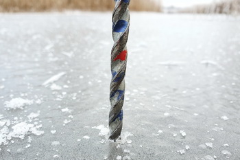 Messung der Eisdicke mit einem Bohrer