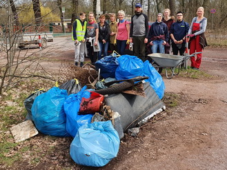 Nach der Müllsammlung im Wald