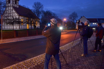 Salzländer Nachtfotografierer an der Elbenauer Kirche