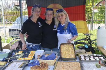 Kuchenstand beim Fußballturnier Elbenau