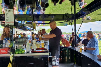 Mathias Böhmers Bierwagen beim Fußballturnier Elbenau