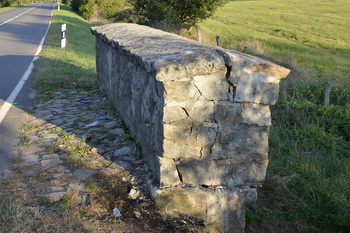 Mauer an der Brücke über den Graben