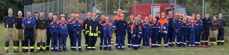 Aufstellung der Jugendfeuerwehren von Elbenau und Hecklingen auf dem Elbenauer Sportplatz