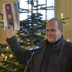 Pfr. Beyer bei der Begrüßung, mit Foto der Herzampel aus Island