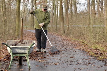 Ein Mann der den Wald fegt