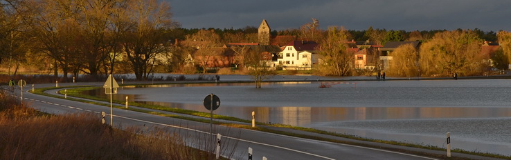 Blick von der Brücke Alte Fähre über das Hochwasser nach Plötzky