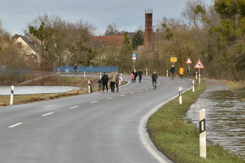 Ortseinfahrt Plötzky bei Hochwasser