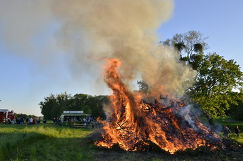 Osterfeuer brennt