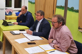 Mitarbeiter der Stadtverwaltung beantworten Fragen der Einwohner*innen