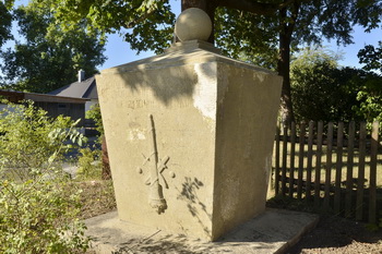 Das Kriegerdenkmal an der Elbenauer Kirche