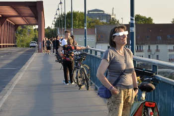 Beobachterinnen der Sonnenfinsternis auf der Sch&ouml;nebecker Elbebr&uuml;cke