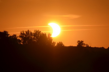 Foto der Sonnenfinsternis beim Untergang der Sonne