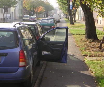 Radweg im Aufklappbereich von Autotüren