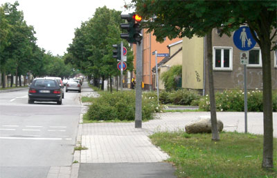 Kreuzungsbereich mit Gehweg-Zeichen